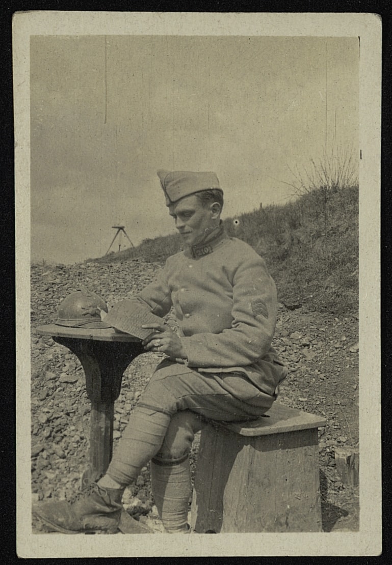 L’infirmier Dufour lisant une lettre au front. Photographie de Georges Michaux. Sans date. Archives nationales, 700AP/6/PA_180