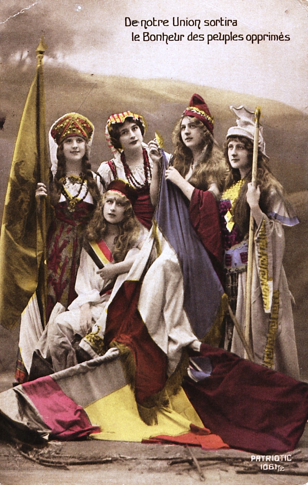 « De notre union sortira le bonheur des peuples opprimés ». Carte postale envoyée à sa sœur par le capitaine Eugène Pirault, 330e RI. 22 octobre 1915. Archives nationales, 700AP/22/PI_065