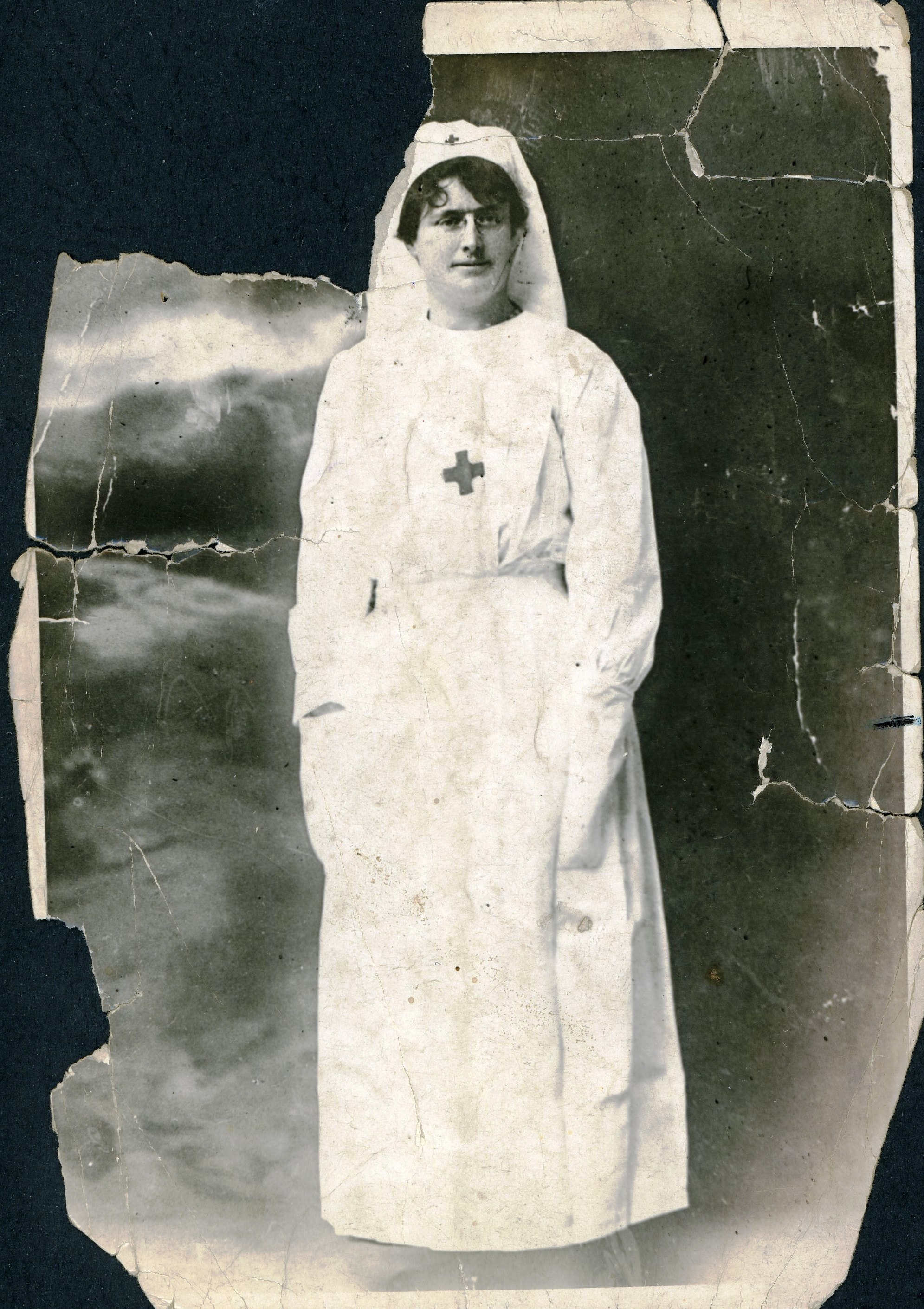 Photographie d’Henriette Lozoux, d'Etterbeck (Belgique), infirmière de la Croix-Rouge. Sans date. Archives nationales, 700AP/14/PA_332