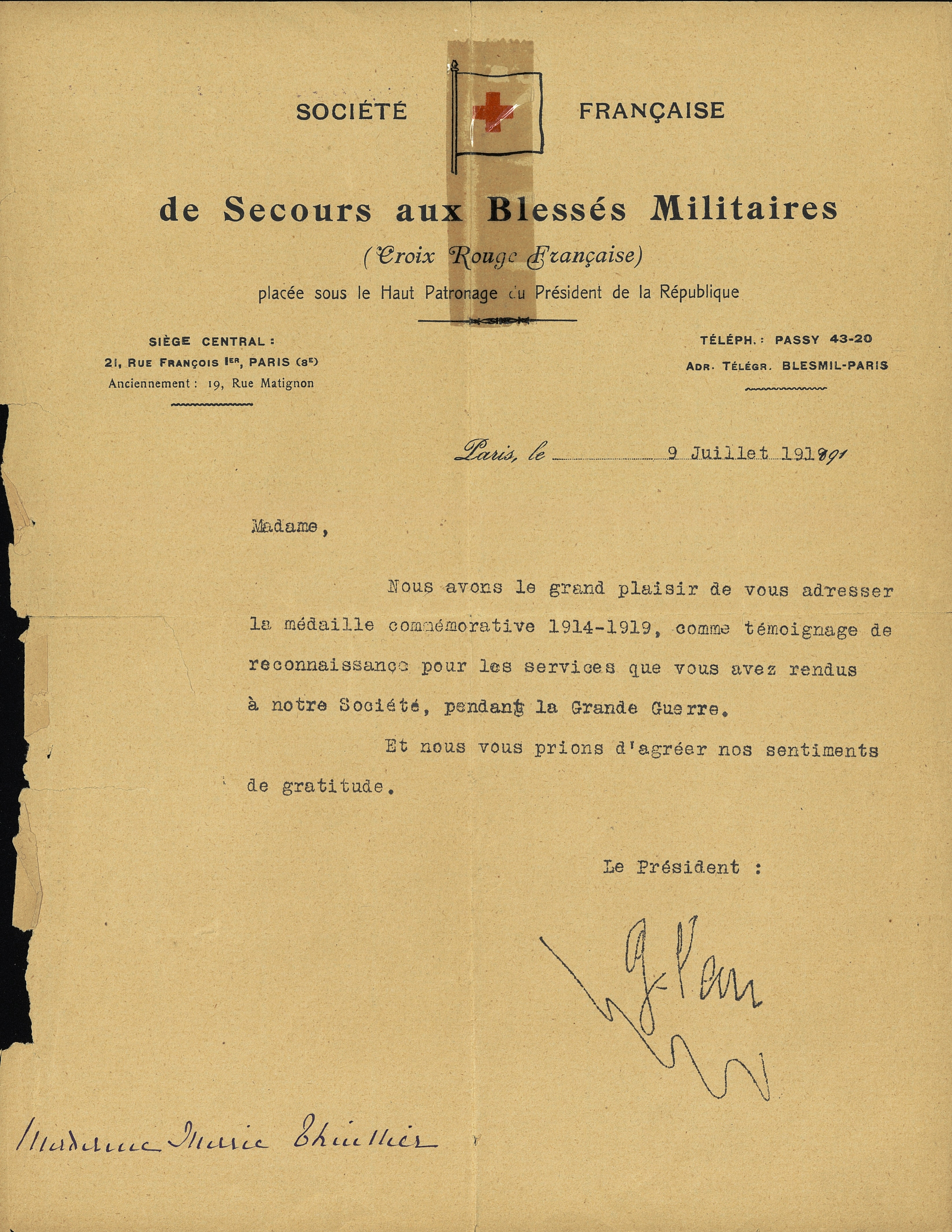 Attribution de la médaille commémorative 1914-1919 à Marie Thuillier. 1919. Archives nationales, 700AP/12/PA_289