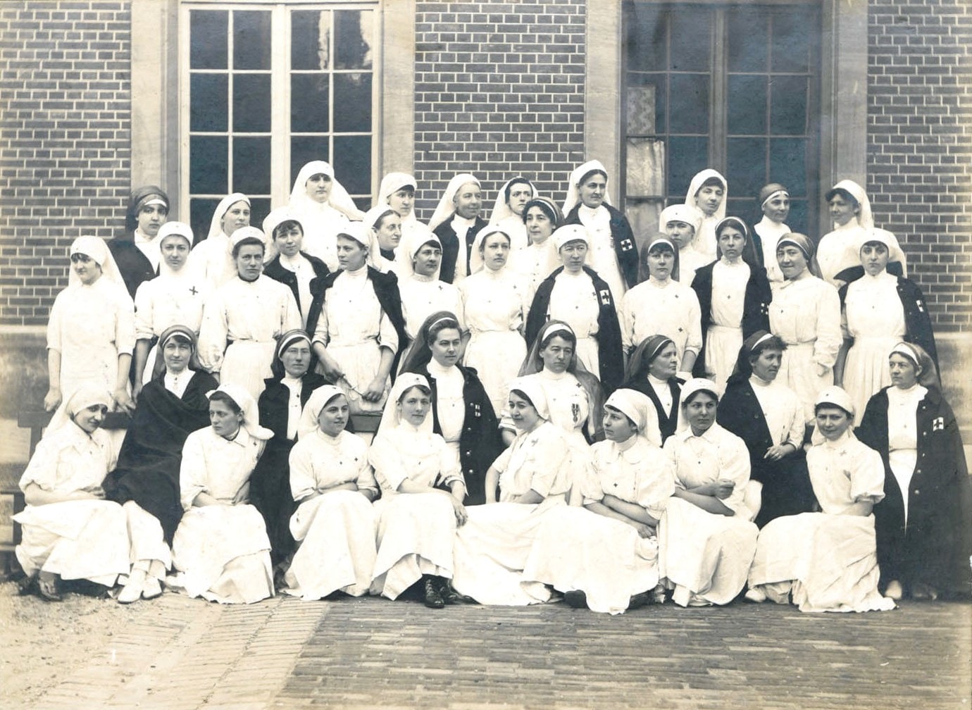 Les infirmières de l'hôpital auxiliaire de Rouen. Photographie. Vers 1915. Archives nationales, 700AP/3/PA_067