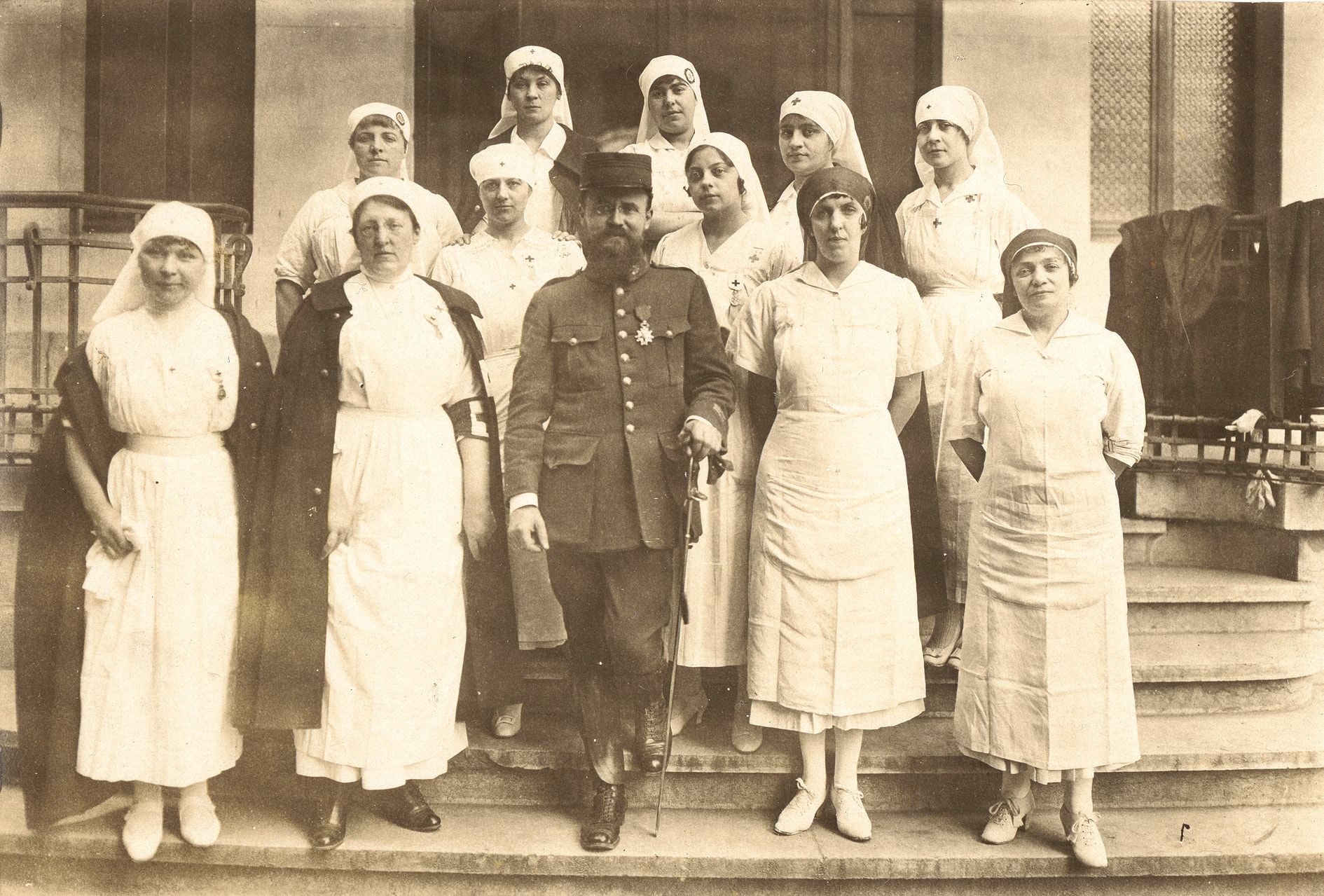 Groupe d’infirmières avec le médecin Gustave François Ardoin. Sans date. Archives nationales, 700AP/14/PA_346