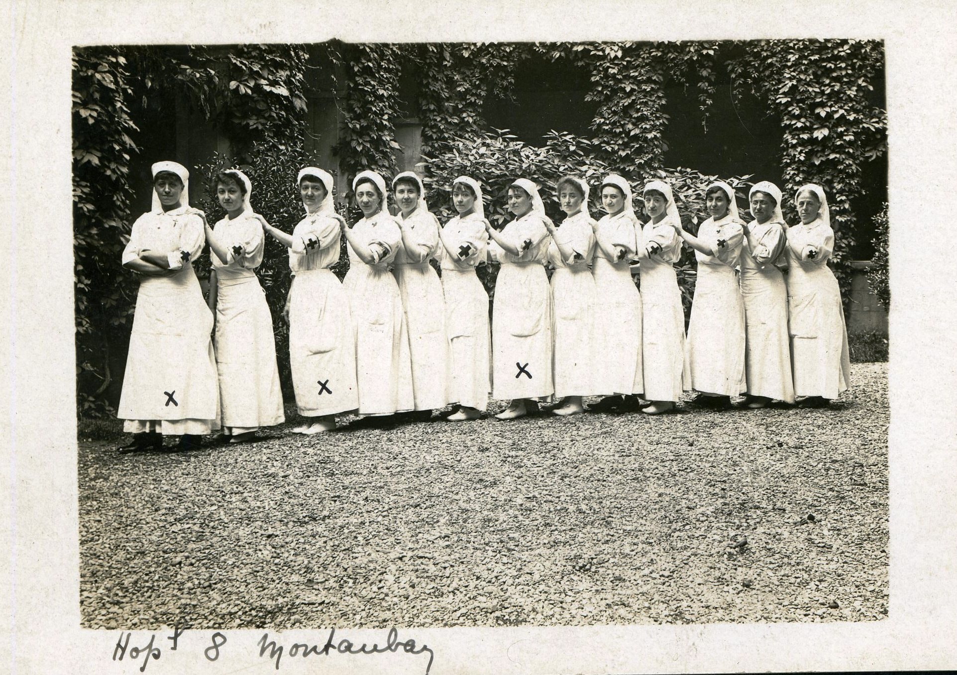 « Voici nos infirmières. Celles de ma salle sont marquées » : infirmières de l’hôpital de Montauban. Photographie envoyée par Auguste Pinon. 9 août 1915. Archives nationales, 700AP/5/PA_134