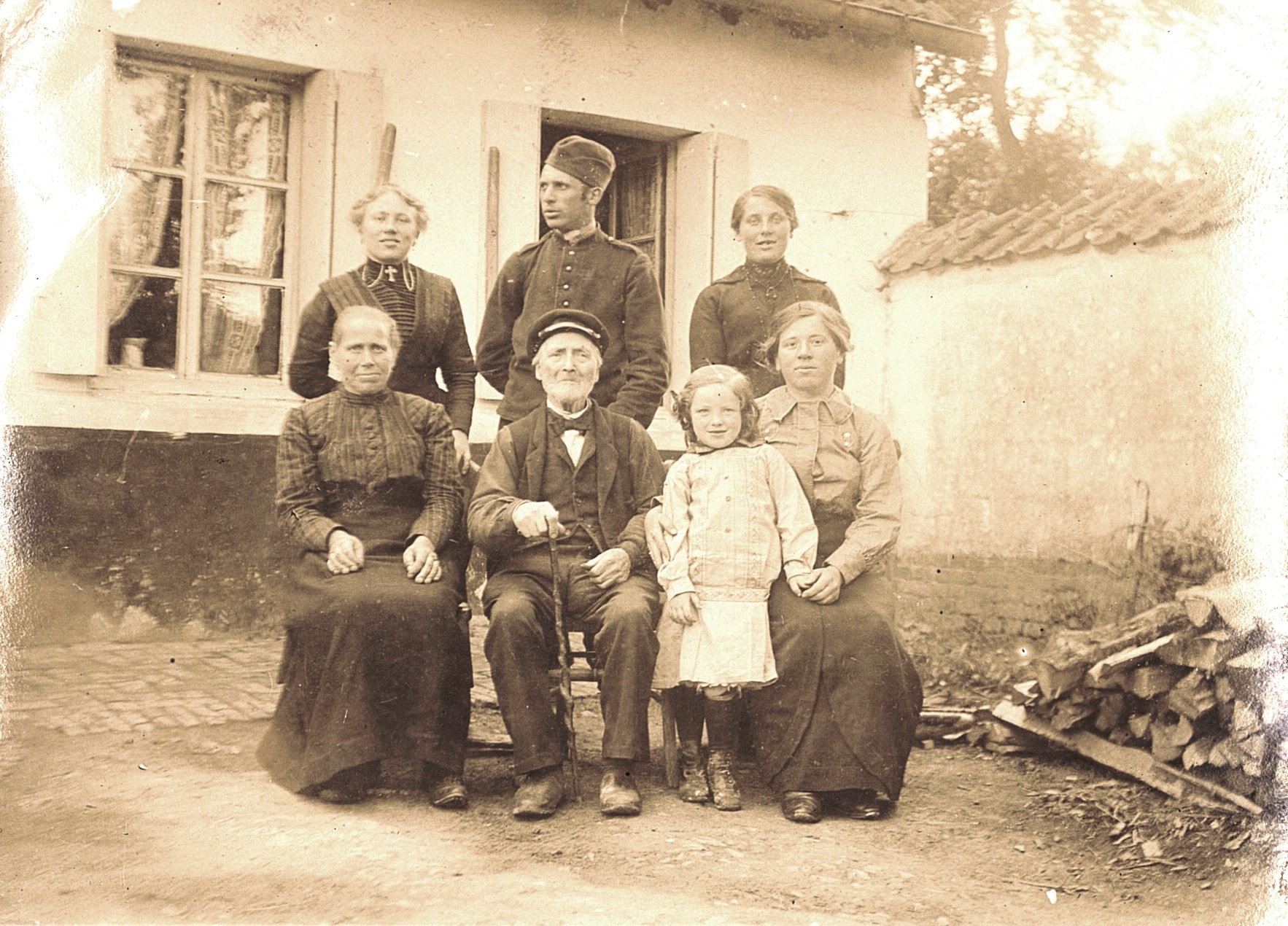 La famille de Jules Panzani, 117e RI, originaire de Sainte-Lucie de Tallano (Corse du Sud). Vers 1914-1915. Archives nationales, 700AP/6/PA_158