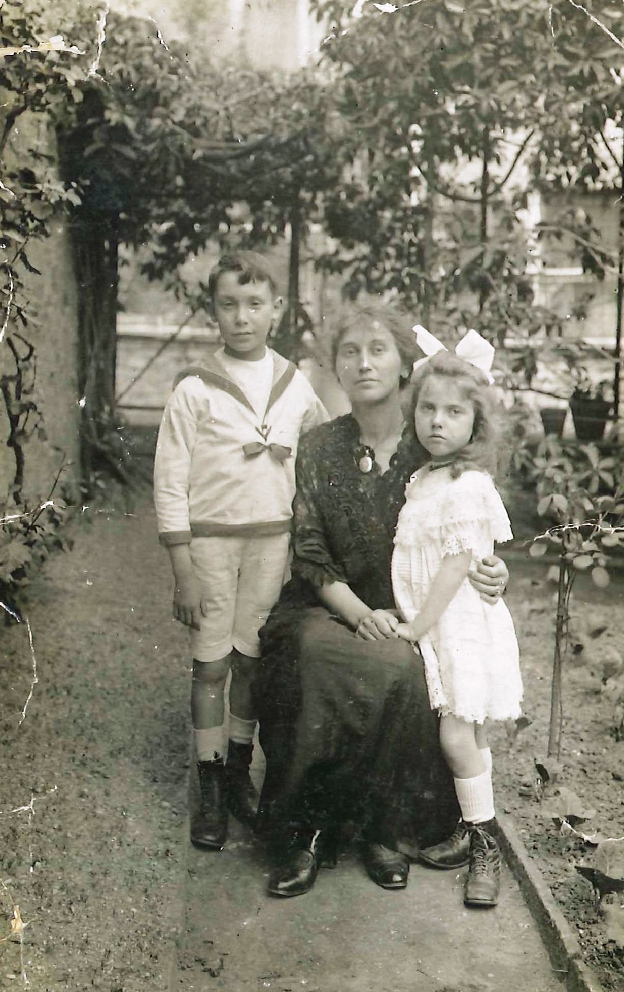 La femme et les enfants d’Achille Schneider, de Senones (Vosges). Sans date. Archives nationales, 700AP/12/PA_277