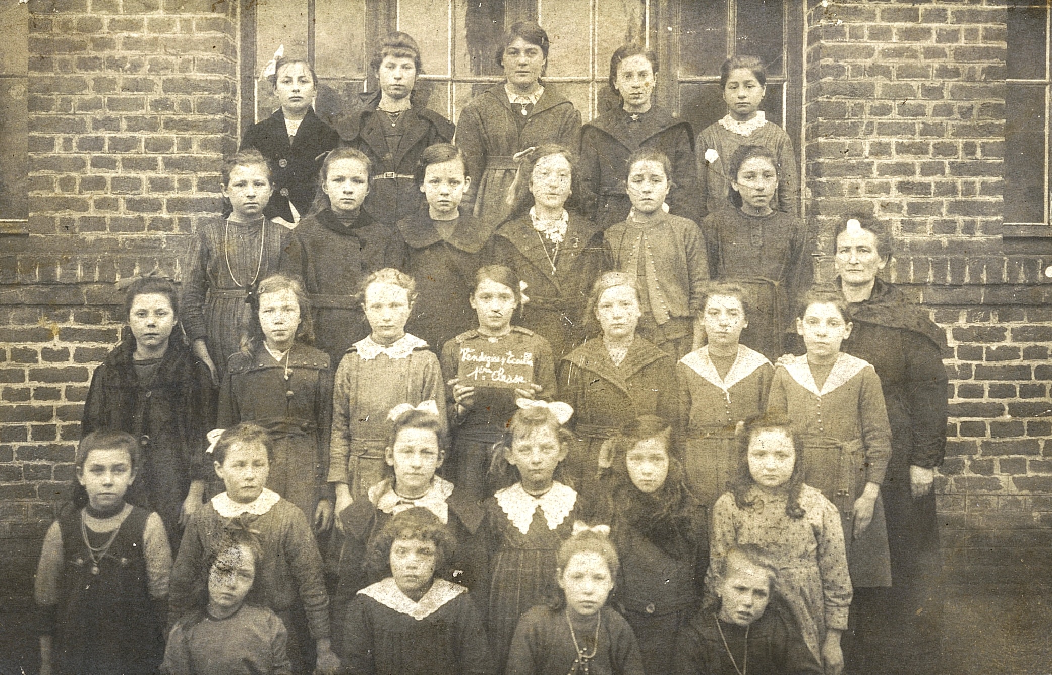 Classe de Vendegies-sur-Écaillon (Nord). Vers 1910. Archives nationales, 700AP/9/PA_206