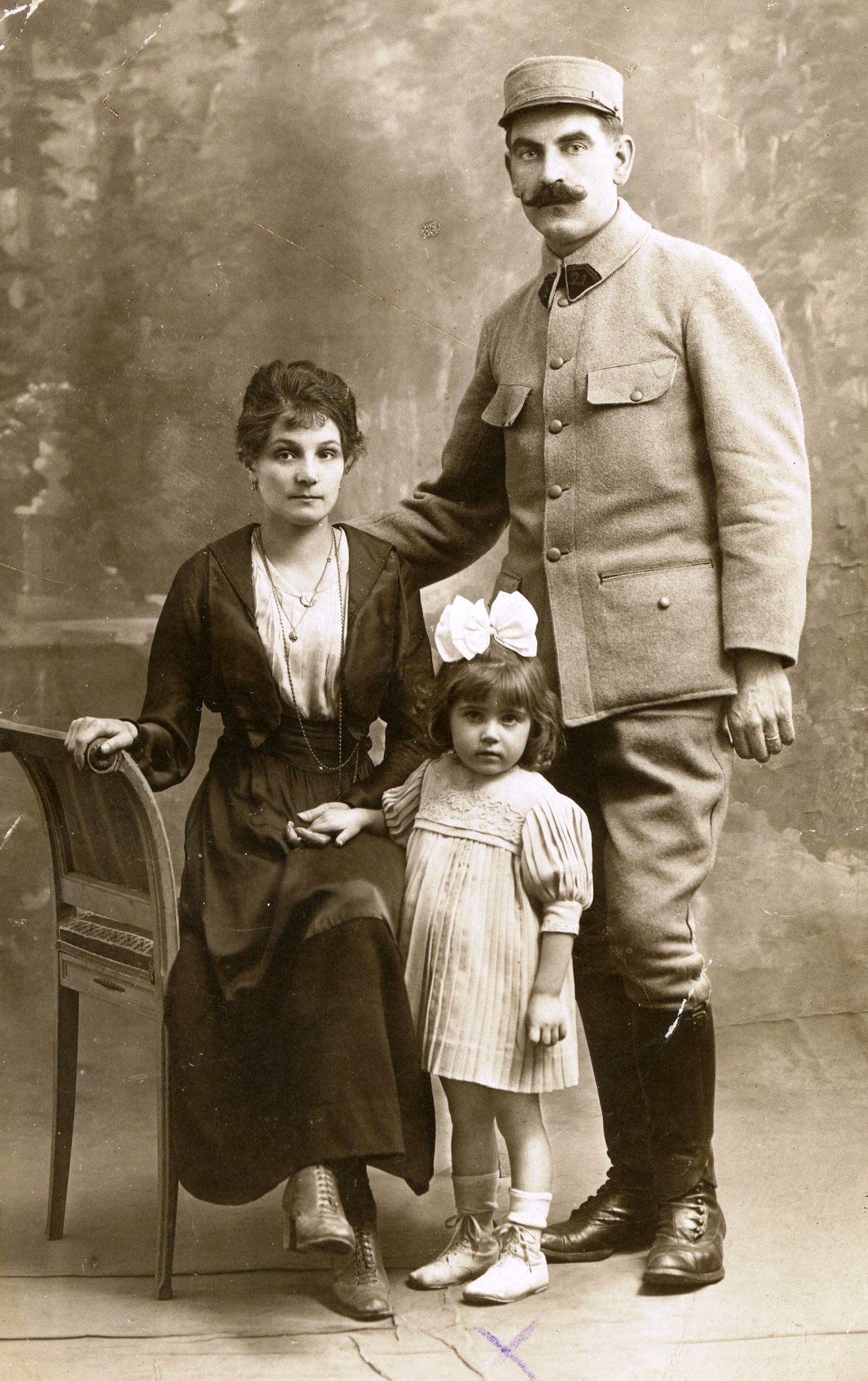 Fernand Devillers, 29e RA, habitant de Pierrefitte (Seine-Saint-Denis), avec sa femme Geneviève et sa fille Fernande. Vers 1916. Archives nationales, 700AP/15/PI_002
