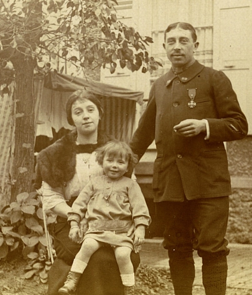 Le sous-lieutenant René Jacob († 7 octobre 1918), 46e RI, avec sa femme et sa fille Lulu. 24 octobre 1915. Archives nationales, 700AP/14/PA_335