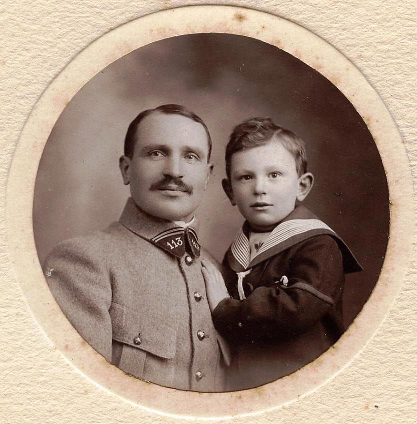 Pierre-Marie Le Bloas, 113e RI et son fils Jean. Vers 1916. Archives nationales, 700AP/PI_023