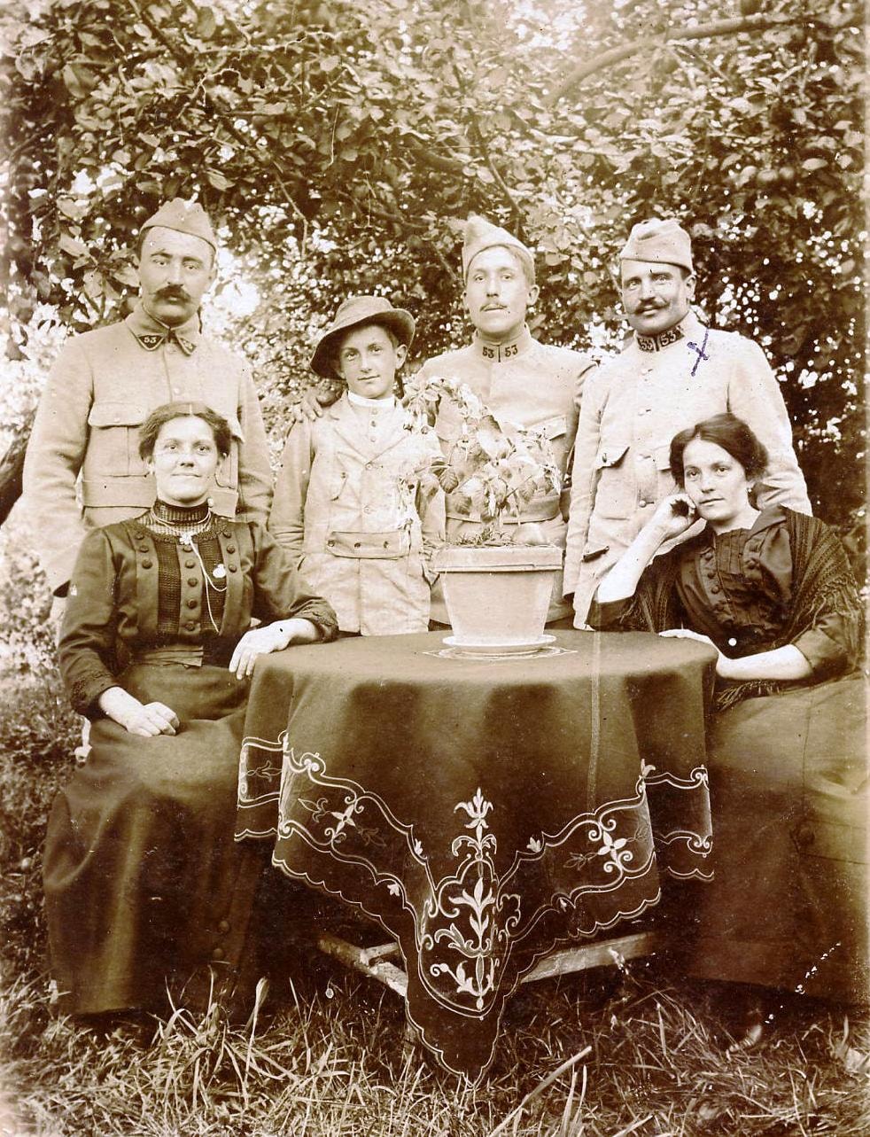 La famille du capitaine Pierre-Marie Le Bloas, 52e RI. Sans date. Archives nationales, 700AP/15/PI_023.