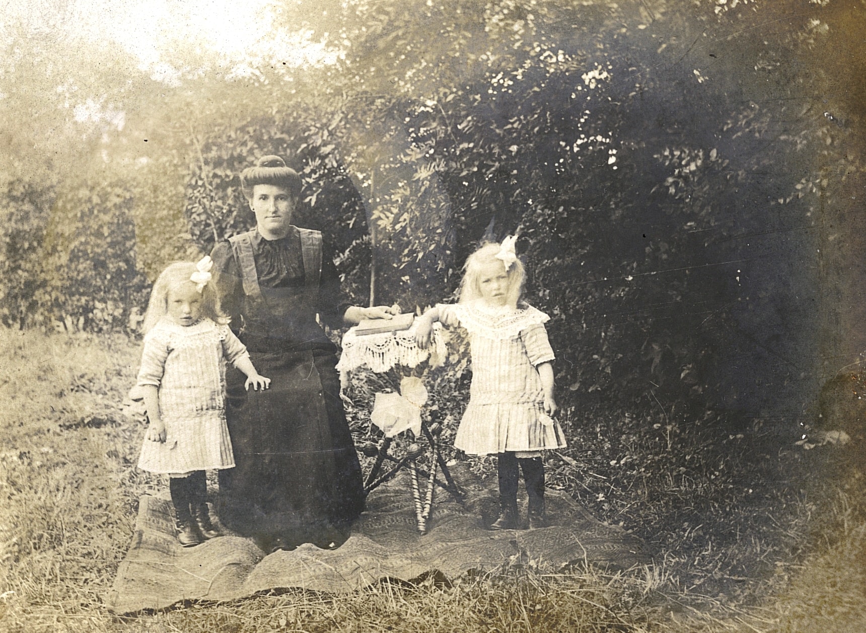 Clara, femme de Paul Leleu et ses deux filles Émilienne et Irène. Sans date. Archives nationales, 700AP/9/PA_206