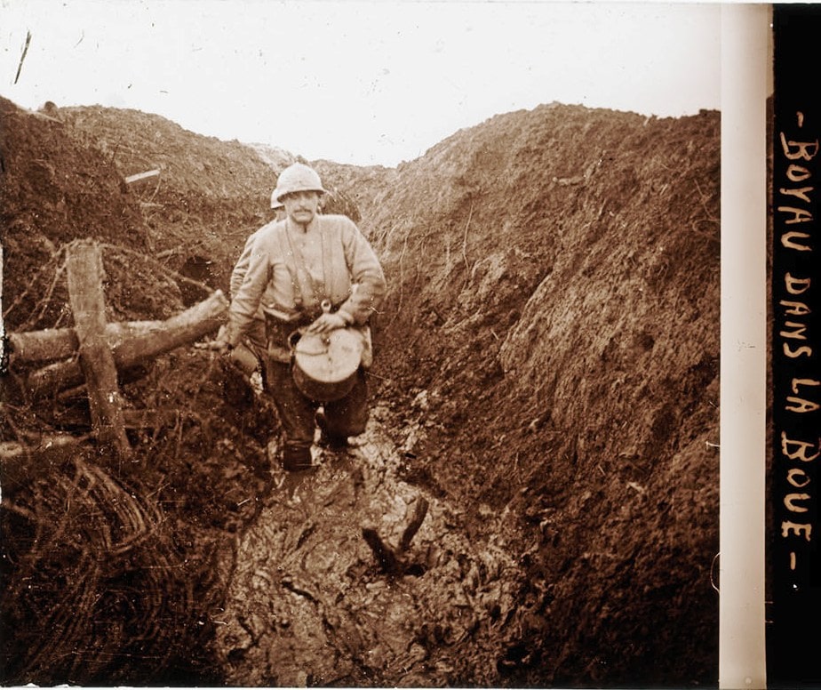 Boyau dans la boue. Collection de plaques de verre stéréoscopiques, sans nom. Sans date. Archives nationales, 700AP/18/PI_037