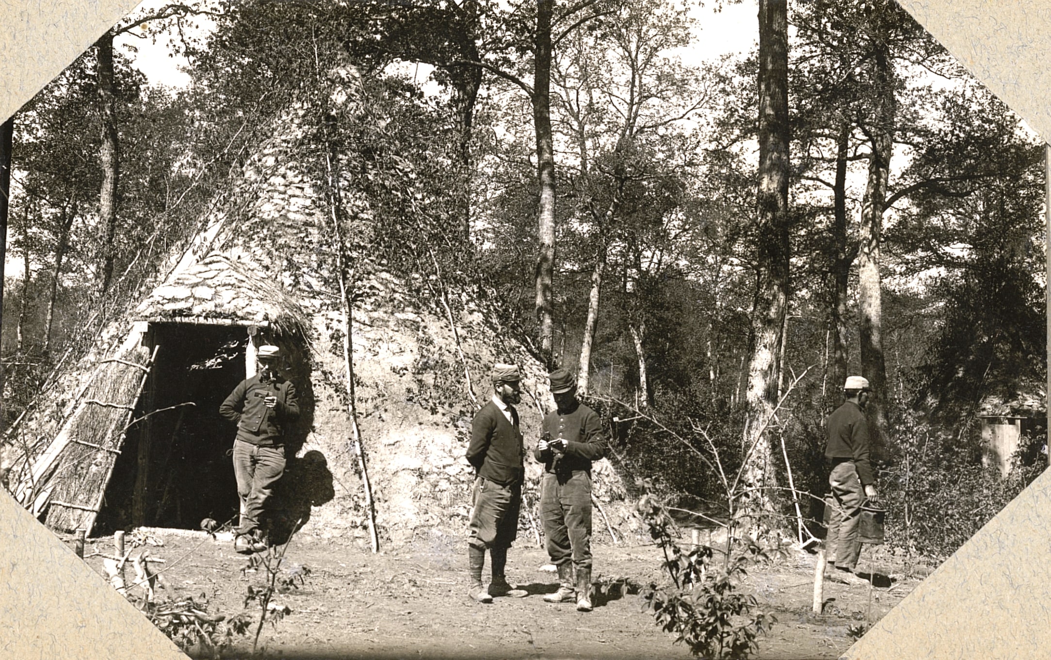 Cabanes dans les bois (Meuse). Album de photographies du capitaine Edmond Senart, 48e RIT. Mai 1915. Archives nationales, 700AP/3/PA_072