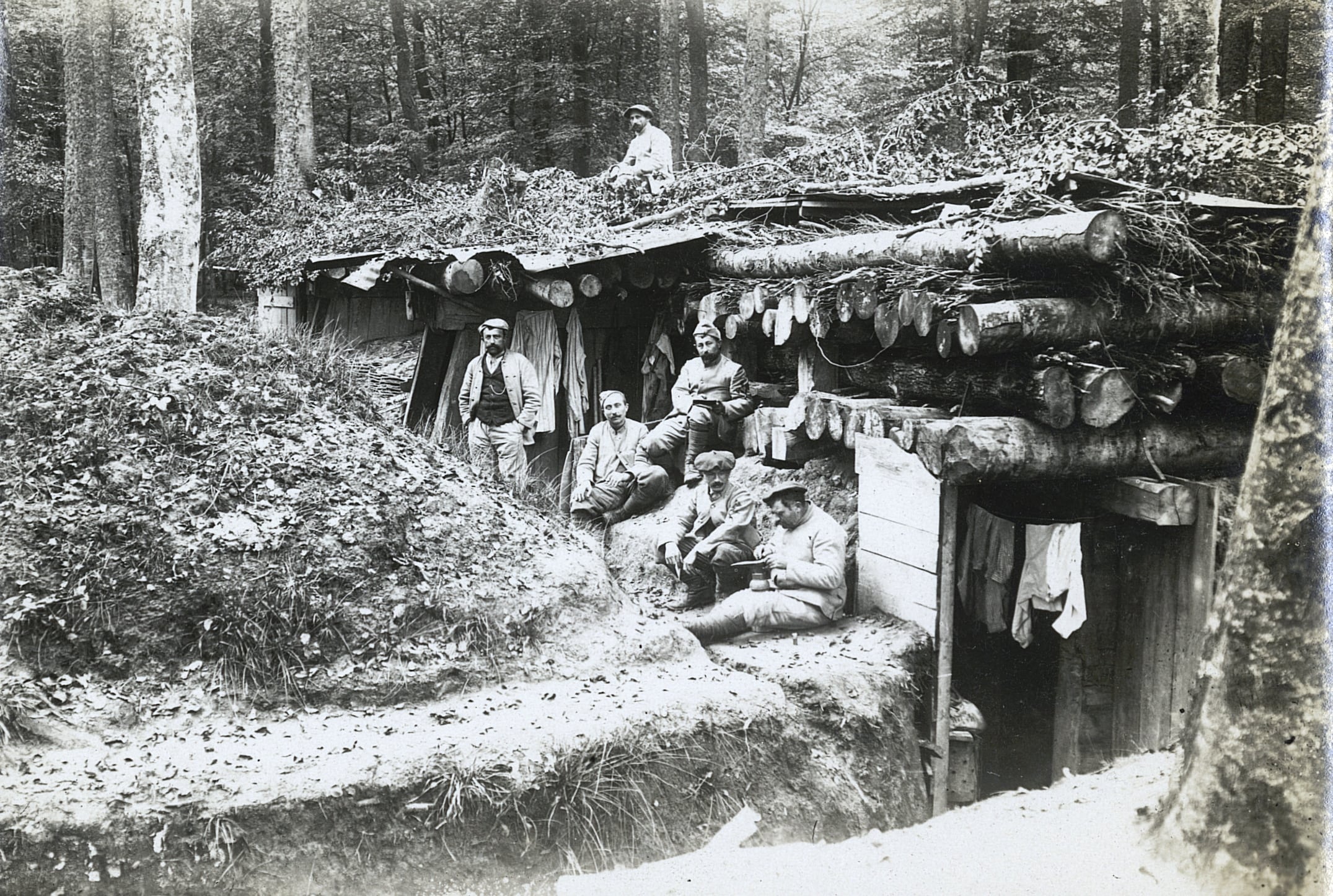 Cabanes dans les bois. Photographie de Victor Bodinier. Sans date Archives nationales, 700AP/8/PA_189