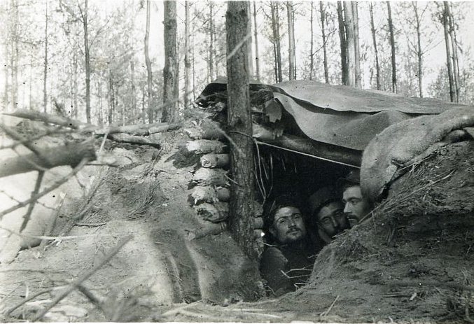 Abri sous terre. Photographie de Jacques Duché, 265e RI. Sans date. Archives nationales, 700AP/13/PA_296