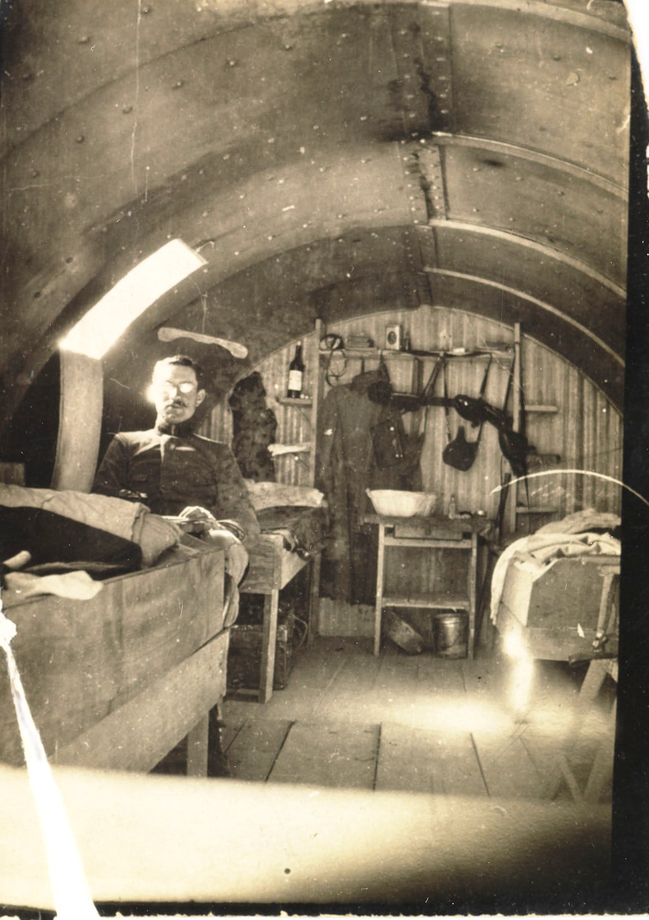 Intérieur d’un abri en tôle arrondie. Photographie de Jules Jacquard, 404e RI. Sans date. Archives nationales, 700AP/5/PA_127