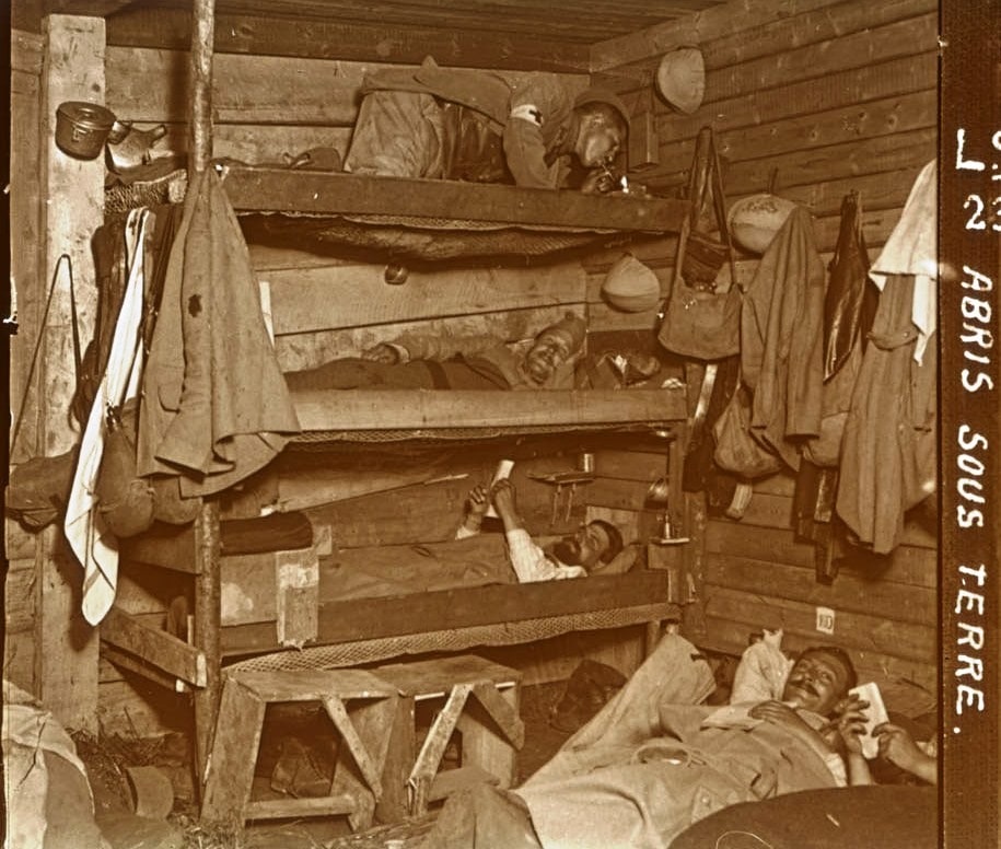 Intérieur d’un abri souterrain avec bas flancs. Collection de plaques de verre stéréoscopiques de Maurice Brun, musicien au 89e RI. Sans date. Archives nationales, 700AP/13/PA_341/1