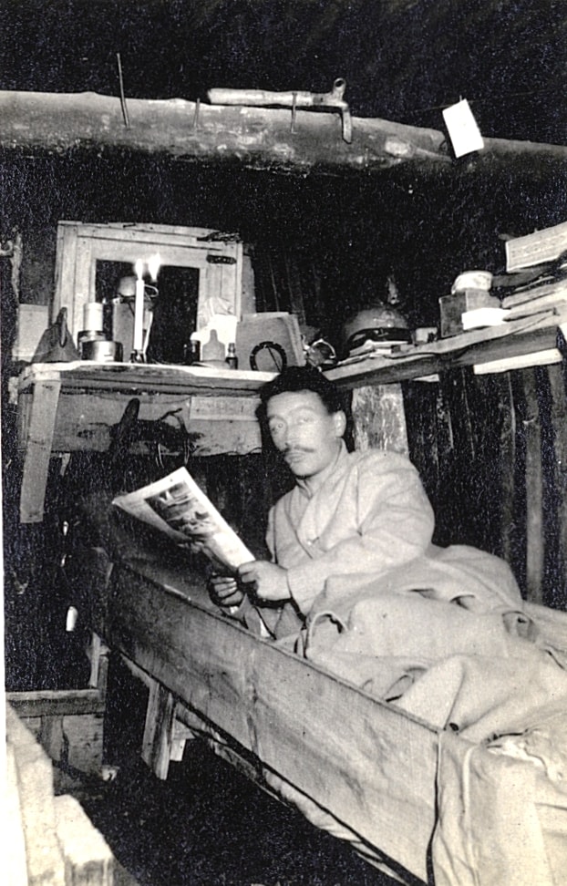 Intérieur d’un abri souterrain, Georges Michaux lisant sur sa couchette. Photographie de Georges Michaux. 1917. Archives nationales, 700AP/6/PA_180