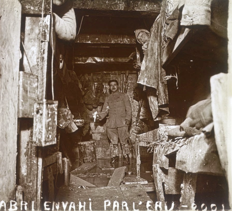 Abri souterrain envahi par l’eau. Collection de plaques de verre stéréoscopiques de Maurice Brun, musicien au 89e RI. Sans date. Archives nationales, 700AP/14/PA_341/1
