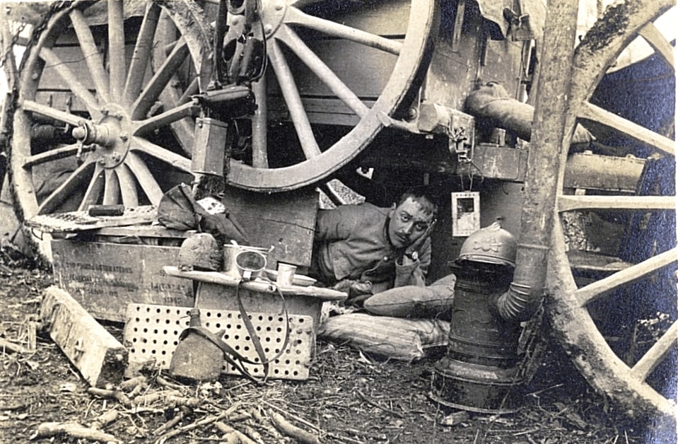 Abri sous les roues d’une charrette. Photographie de Georges Michaux. Sans date. Archives nationales, 700AP/6/PA_180