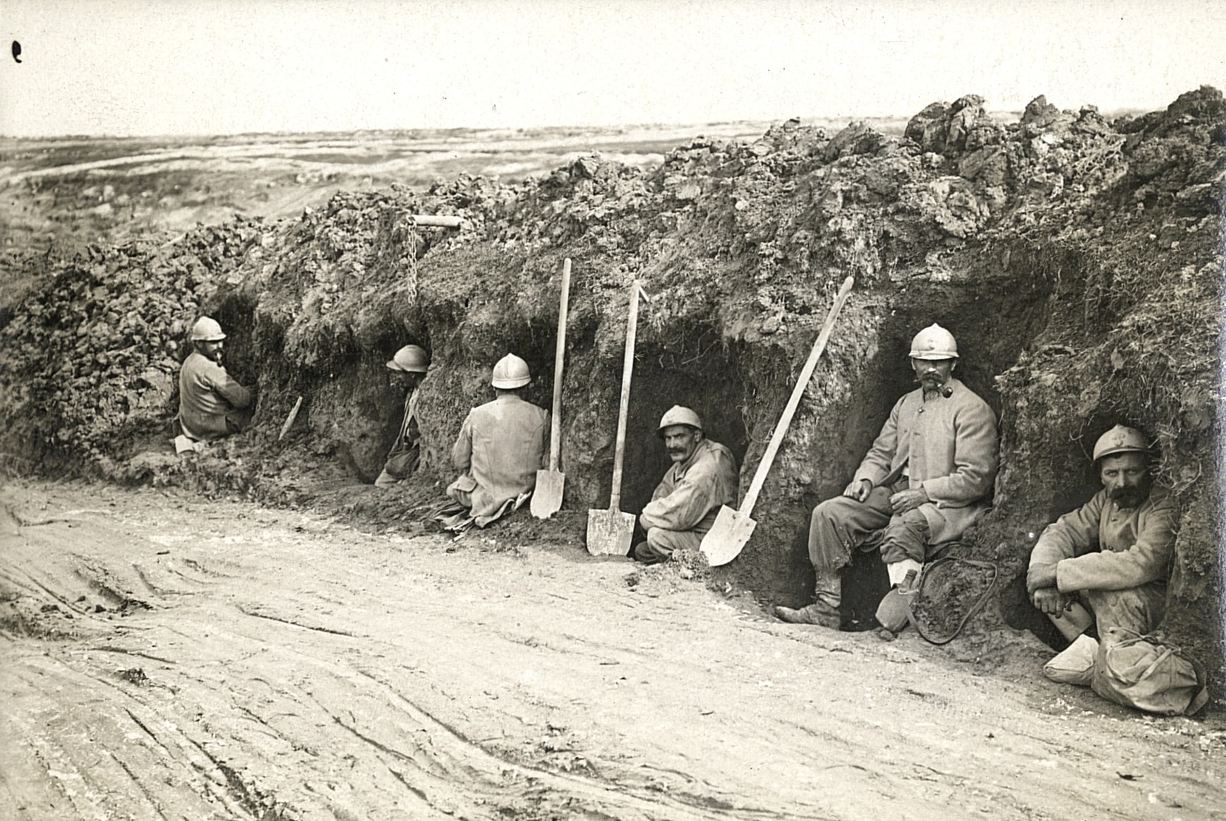 Soldats, avec pelles, à l’abri, dans des trous. Photographie de Victor Bodinier. Sans date. Archives nationales, 700AP/8/PA_189