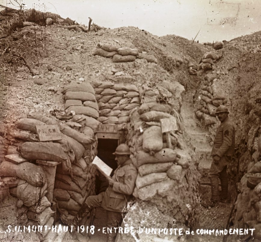 Entrée d’un PC (poste de commandement) sous terre au Mont-Haut en Champagne (Marne). Collection de plaques de verre stéréoscopiques de Maurice Brun, musicien au 89e RI Sans date. Archives nationales, 700AP/13/PA_341/1