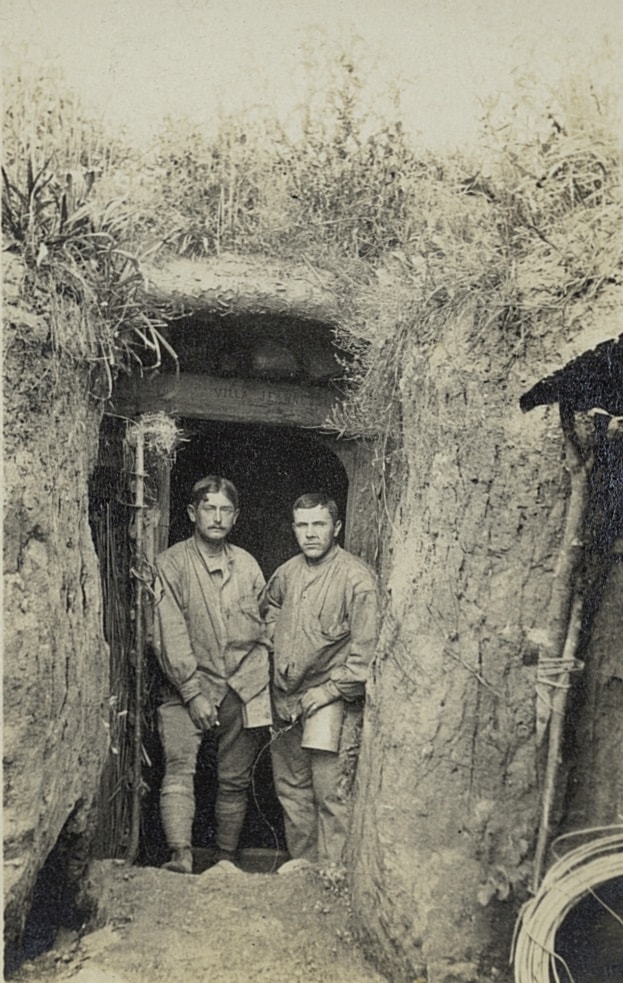Deux soldats à l’entrée d’un abri. Photographie de Georges Michaux. Sans date. Archives nationales, 700AP/6/PA_180