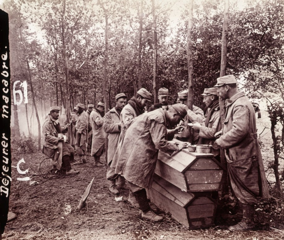 « Déjeuner macabre ». Collection de plaques de verre stéréoscopiques de Maurice Brun, musicien au 89e RI. Sans date. Archives nationales, 700AP/13/PA_341/1