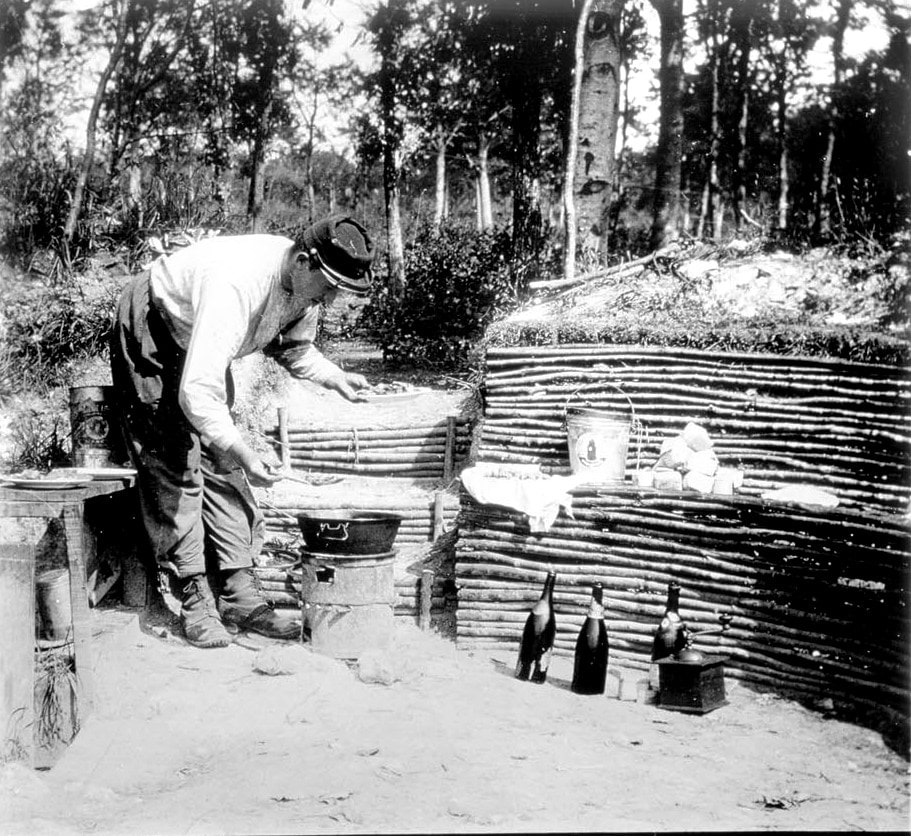 « Popote en forêt ». Collection de plaques de verre stéréoscopiques du capitaine Henri de Gaudart d'Allaines, 74e RA. Sans date. Archives nationales, 700AP/13/PA_315