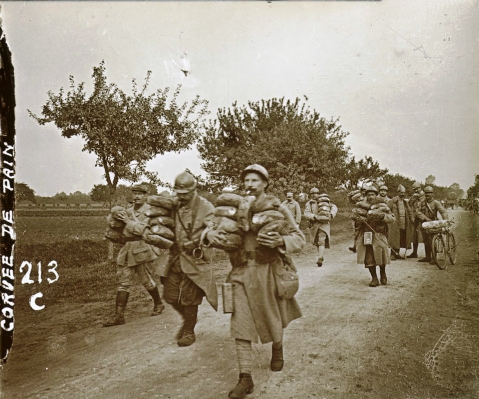 Ravitaillement en pain. Collection de plaques de verres stéréoscopiques de Maurice Brun, musicien au 89e RI. Sans date. Archives nationales, 700AP/13/PA_341/1