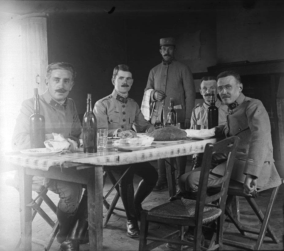 Repas d’officiers. Collection de plaques de verres stéréoscopique du capitaine Henri de Gaudart d'Allaines, 74e RA. Sans date. Archives nationales, 700AP/13/PA_315