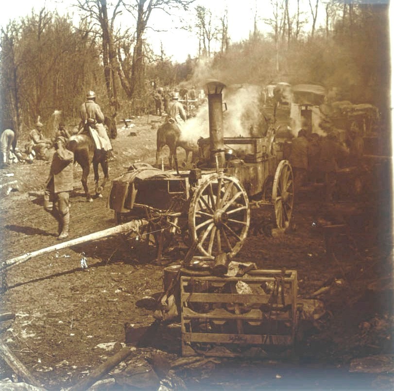 Cuisine roulante en forêt. Collection de plaques de verre stéréoscopiques, sans nom. Sans date. Archives nationales, 700AP/5/PA_109