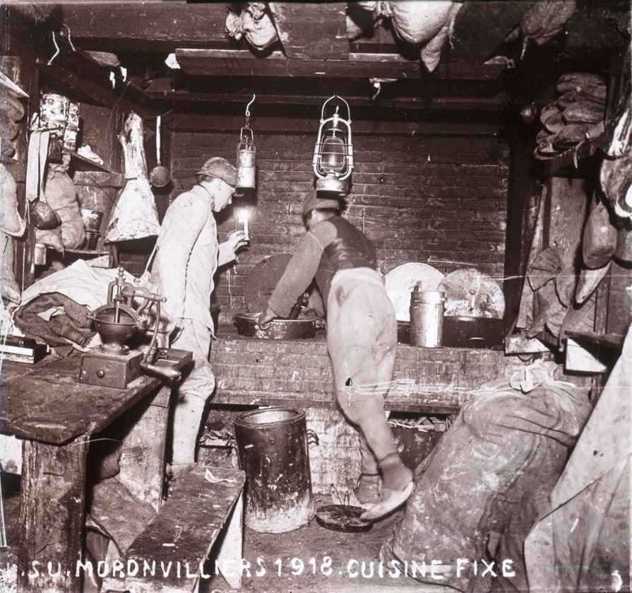 Cuisine fixe dans un abri enterré à Moronvilliers (Marne). Collection de plaques de verre stéréoscopiques de Maurice Brun, musicien au 89e RI. 1918. Archives nationales, 700AP/13/PA_341/1