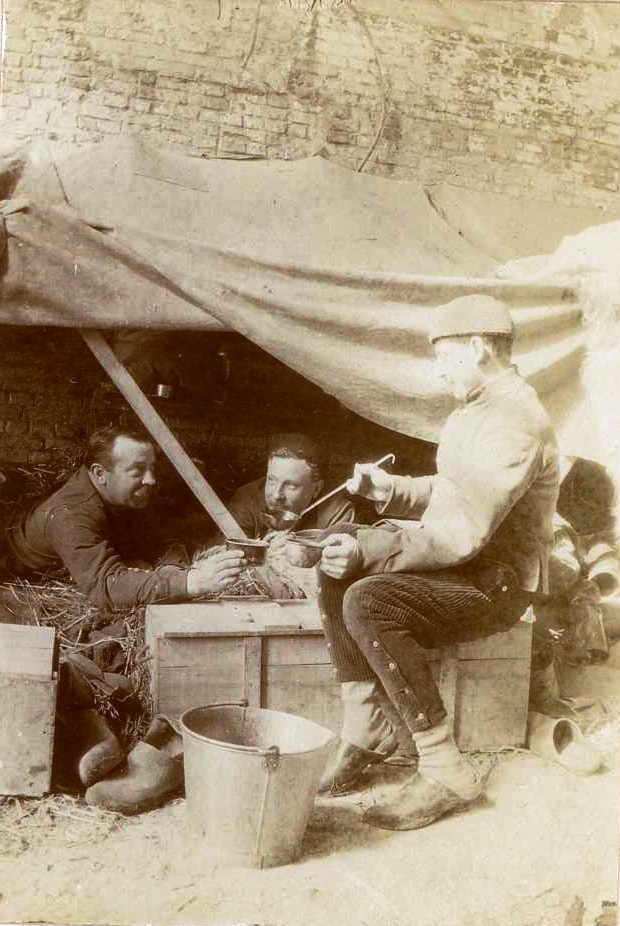 Le « jus » du matin. Album photographique d’Ennemond Trillat. Sans date. Archives nationales, 700AP/14/PA_334