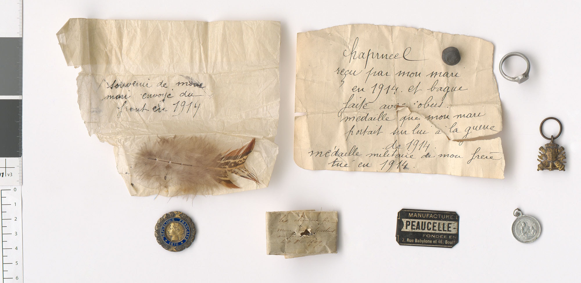 Divers objets appartenant à Robert Paucelle, 360e RI : plume, bague, médaille religieuse. Archives nationales, 700AP/3/PA_069