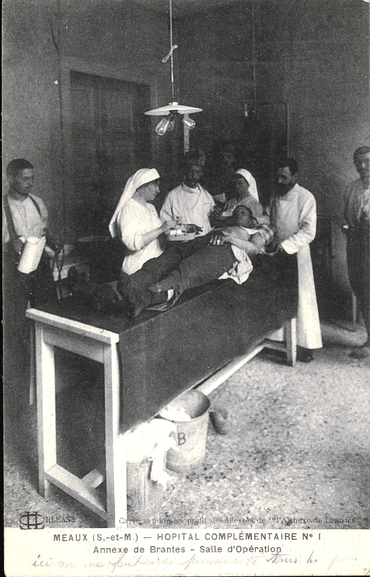 Salle d’opération de l’hôpital complémentaire n°1 de Meaux (Seine-et-Marne). Photographie carte postale reçue par Émilienne, fiancée de Joseph Henry, 136e RI. 22 juillet 1917. Archives nationales, 700AP/3/PA_078