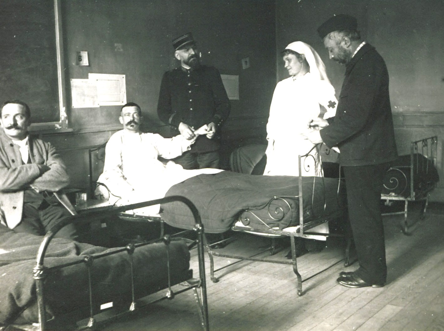 Jean-Pierre Luminet blessé dans un lit d'hôpital. Photographie de Jean-Pierre Luminet, 98e RI. 1918. Archives nationales, 700AP/3/PA_059