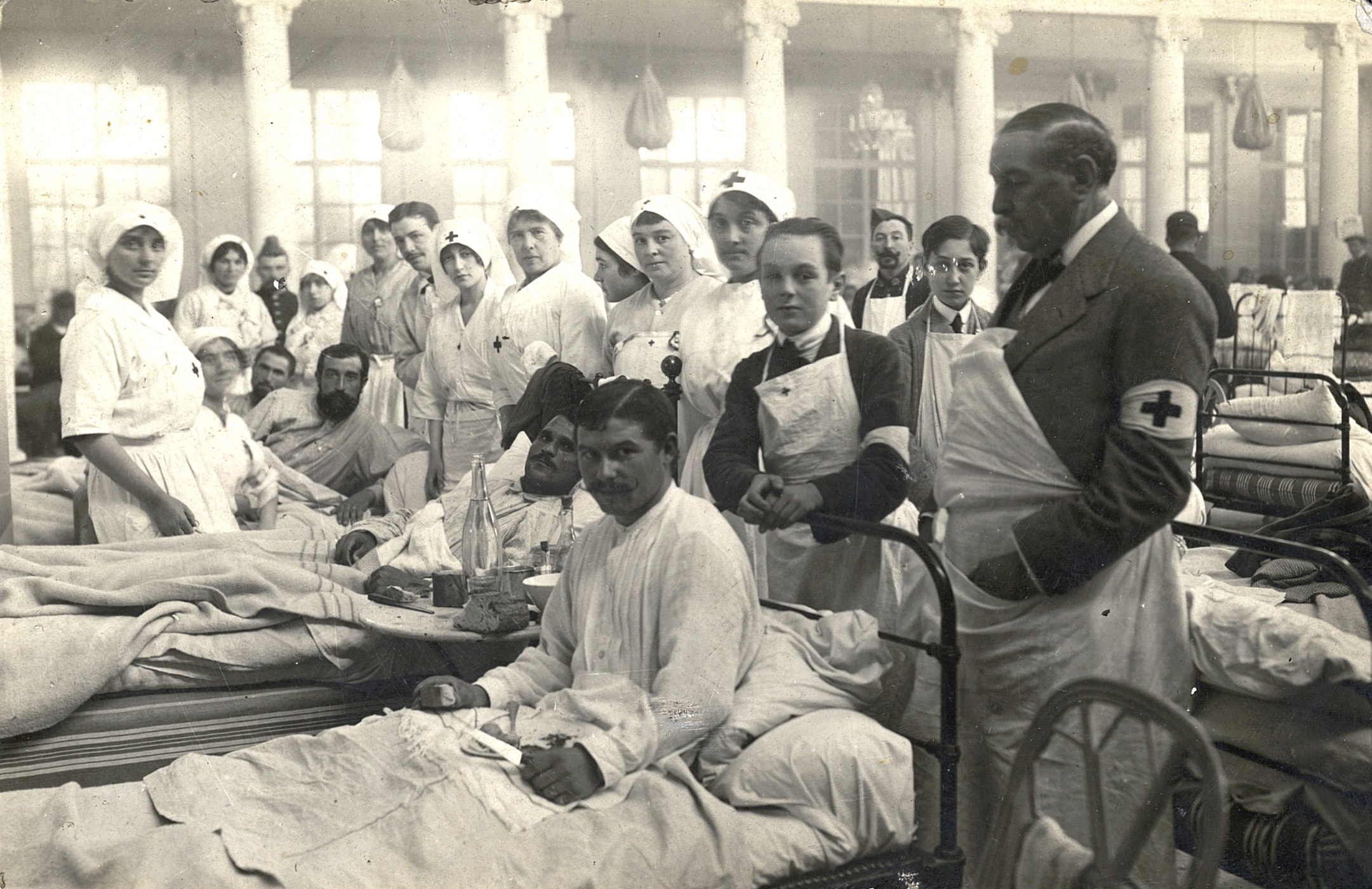 Blessés à l’hôpital de Trouville (Calvados). Photographie de Marie Thuillier, infirmière. 2 octobre 1914. Archives nationales, 700AP/12/PA_289