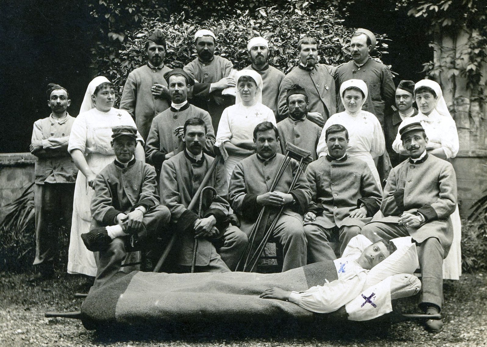 Groupe de blessés et d'infirmières à l'hôpital de Montauban (Tarn-et-Garonne). Photographie carte postale d’Auguste Pinon, Chasseur alpin. 1915. Archives nationales, 700AP/5/PA_134