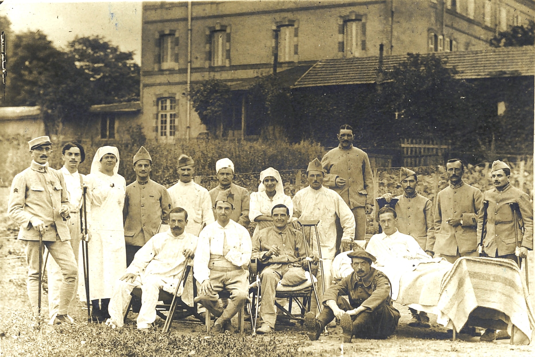 Groupe de soldats blessés et d'infirmières. Photographie carte postale de Joseph Henry, 136e RI. Sans date. Archives nationales, 700AP/3/PA_078