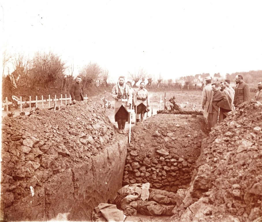 Bénédiction de la fosse commune par l'aumônier. Collection de plaques de verre stéréoscopiques de Maurice Brun, musicien au 89e RI. Sans date. Archives nationales, 700AP/13/PA_341/1