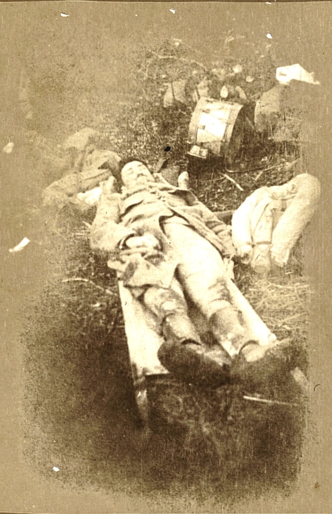 Blessé ou mort sur une civière. Photographie du médecin-major Paul-Marcel Piquemal. Sans date. Archives nationales, 700AP/6/PA_159