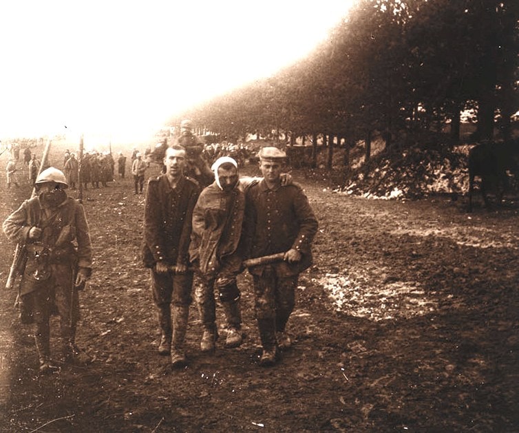 Évacuation d’un blessé sur le front de Champagne. Collection de plaques de verre stéréoscopiques sans nom. 1915 Archives nationales, 700AP/18/PI_037