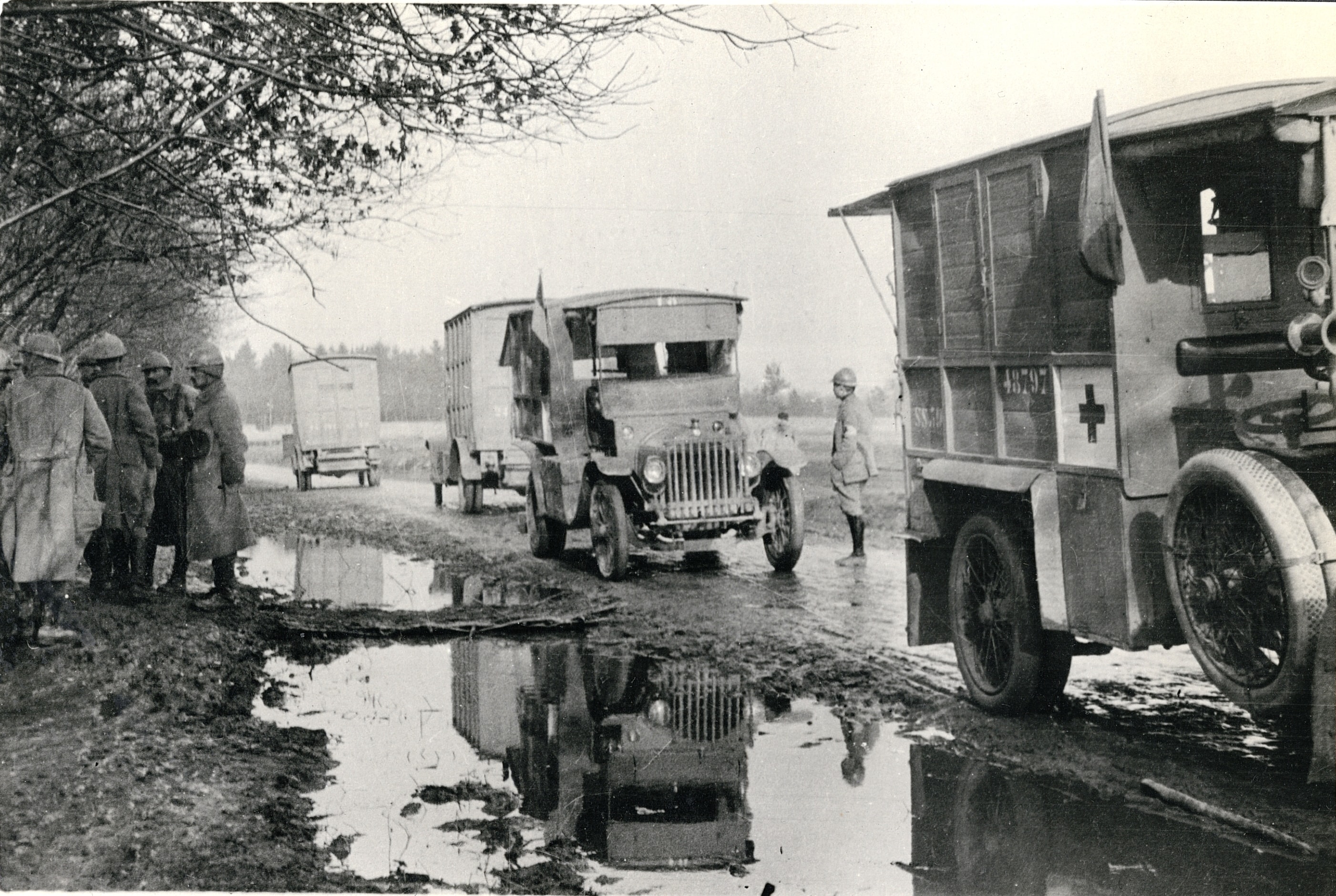 Convoi d’ambulances automobiles. Album photographique de Louis Borel, sapeur-mineur, 6e Génie. Sans date. Archives nationales, 700AP/1/PA_06