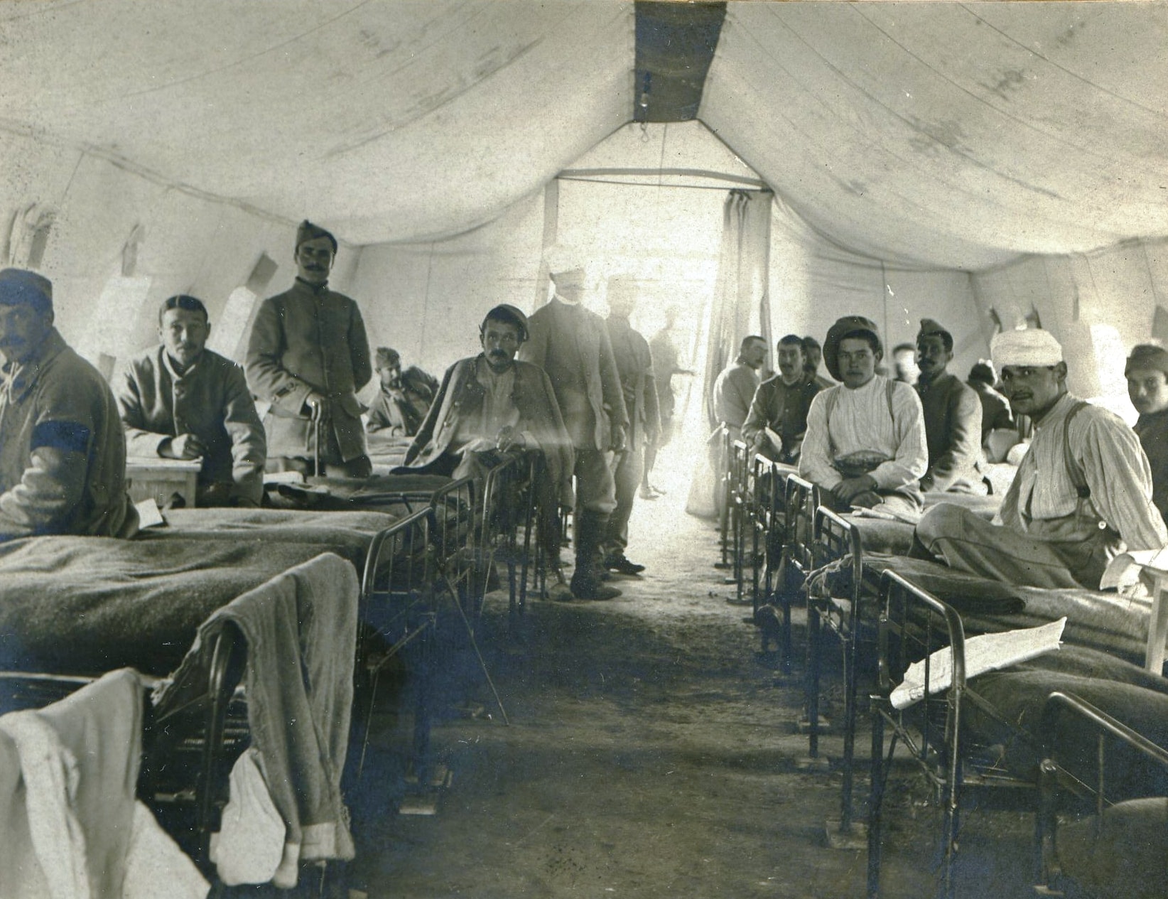 Intérieur d’un hôpital de campagne sous tente. Album photographique d’Ennemond Trillat. Sans date. Archives nationales, 700AP/14/PA_334
