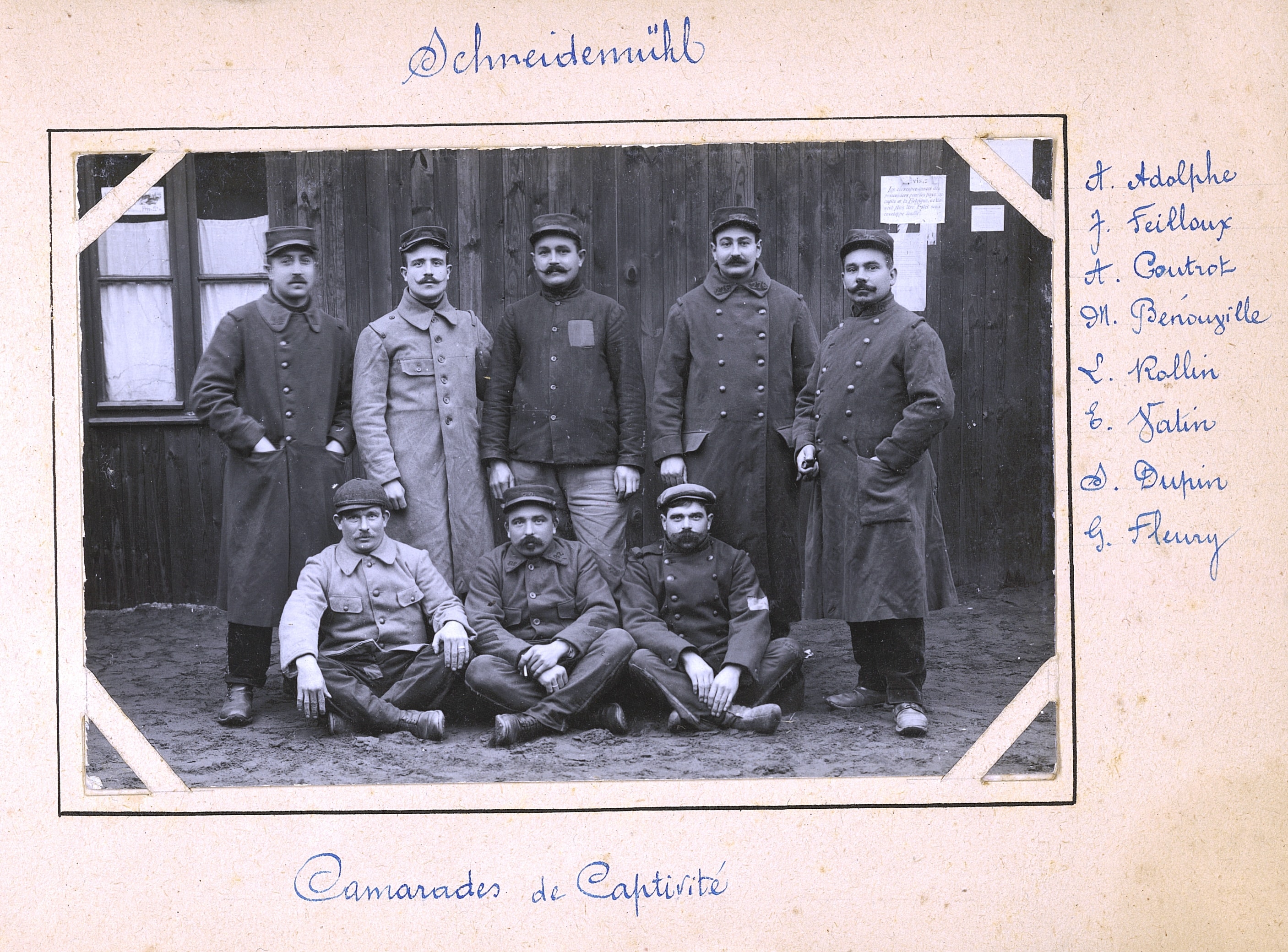 Camarades de captivité de Paul Saintesprit, 60e RI, à Schneidemühl (auj. Pila, Pologne). Album de photographies de Paul Saint-Esprit. Vers 1917. Archives nationales, 700AP/3/PA_060