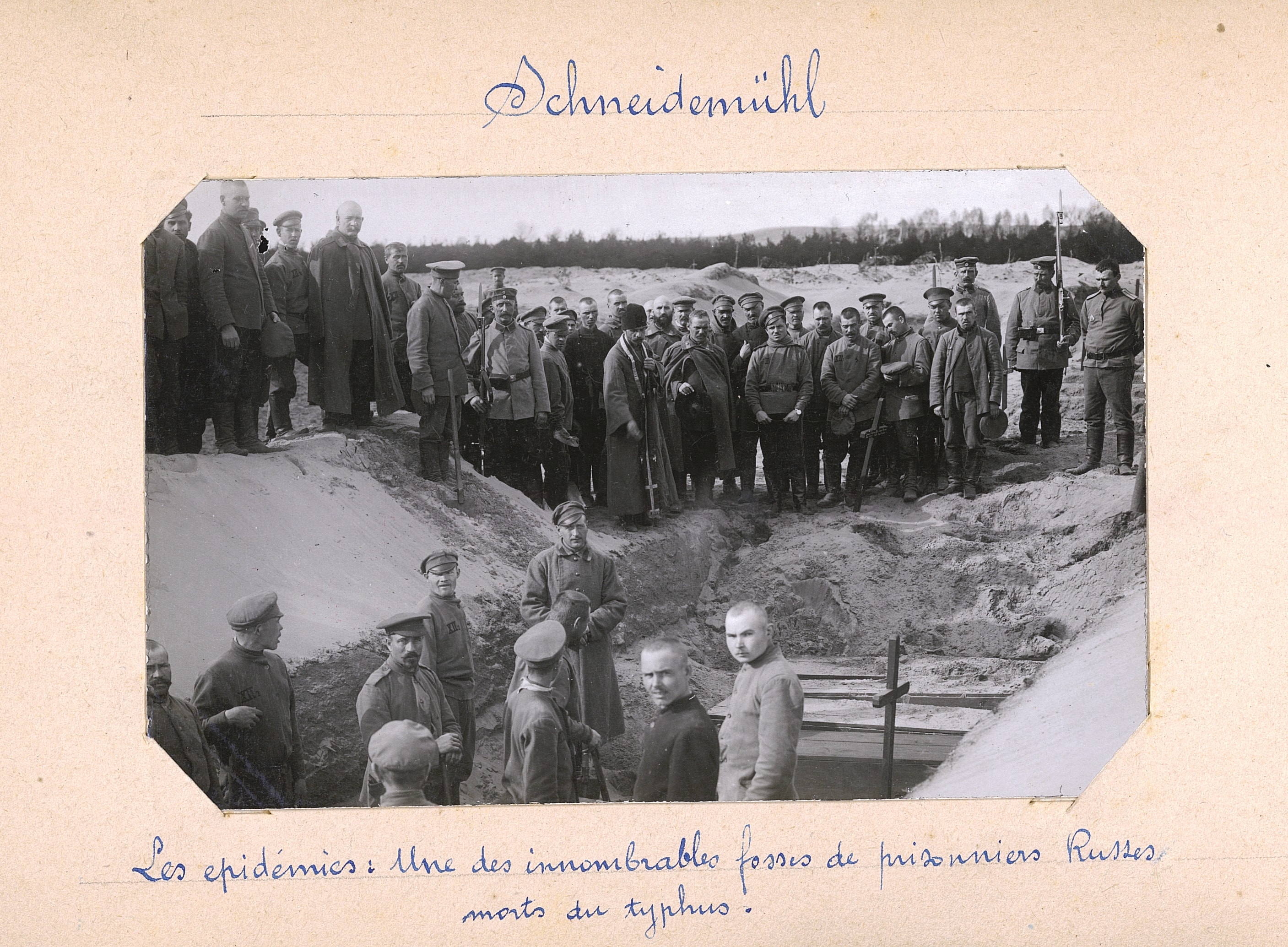 Épidémie de typhus chez les Russes au camp de Schneidemühl (auj. Pila, Pologne). Album de photographies de Paul Saintesprit, 60e RI. Archives nationales, 700AP/8/PA_060