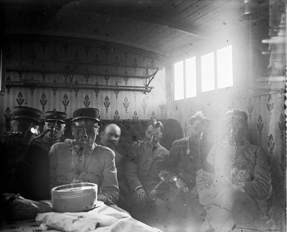 Groupe d’officiers avec masques à gaz. Collection de plaques de verre stéréoscopiques du capitaine Henri de Gaudart d'Allaines, 74e RA. Archives nationales, 700AP/13/PA_315
