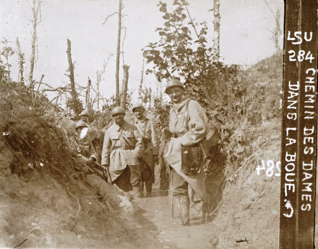 Dans la boue au Chemin des Dames (Aisne). Collection de plaques de verre stéréoscopiques de Maurice Brun, 89e RI. Sans date. Archives nationales, 700AP/14/PA_341