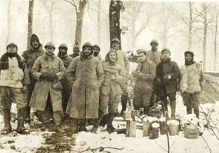 Bivouac sous la neige à Bois-Bourrus (Meuse) durant l’hiver 1916. Photographie de Georges Michaux. Archives nationales, 700AP/6/PA_180